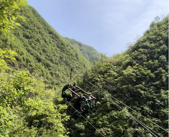 382481482cdedc858884198701972780.png 陜西地礦綜合隊(duì)山陽(yáng)縣馬家山銅金多金屬礦普查項(xiàng)目首次采用索道運(yùn)輸方案 攻克艱險(xiǎn)施工環(huán)境43.png